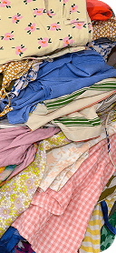 Pile de vêtements colorés triés en boutique